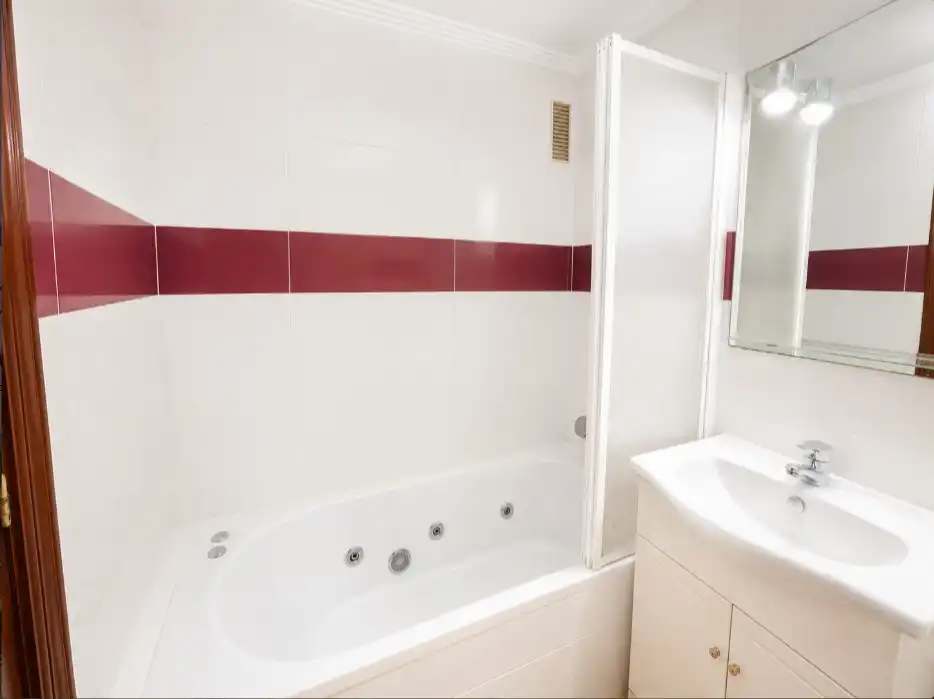 Bany de Apartament en venda en Torrevieja amb Terrassa, Piscina i Moblat