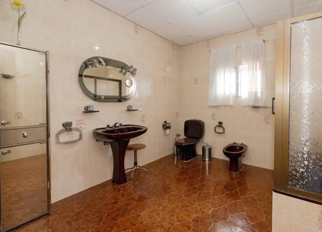 Bany de Casa adosada en venda en Dos Hermanas amb Aire condicionat, Calefacció i Jardí privat