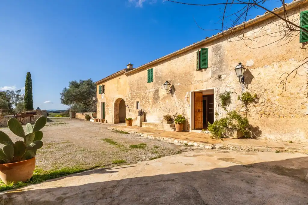 Casa rústica amb piscina en venda a Ariany