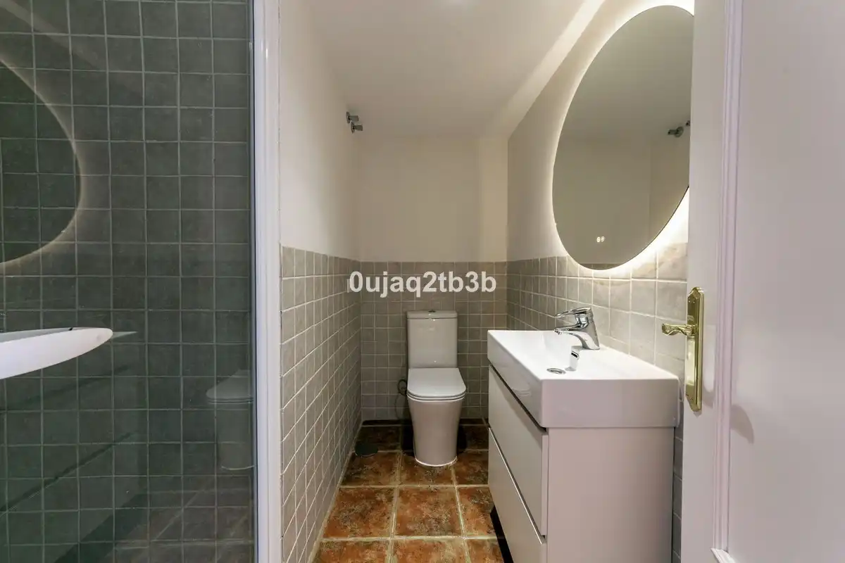 Baño de Casa adosada de alquiler en Estepona con Aire acondicionado, Jardín privado y Terraza