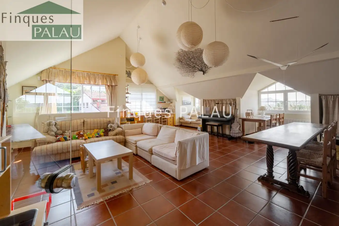 Sala d'estar de Casa o xalet en venda en Sant Just Desvern amb Aire condicionat, Calefacció i Jardí privat