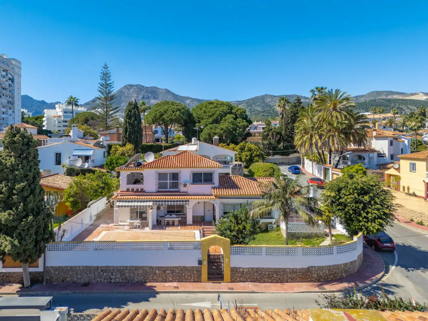Vista exterior de Casa o xalet en venda en Benalmádena amb Aire condicionat, Jardí privat i Piscina