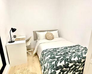 Bedroom of Flat to share in  Madrid Capital  with Heating, Furnished and Oven