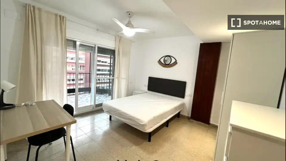 Habitación de Piso de alquiler en Valencia con Aire acondicionado, Calefacción y Amueblado
