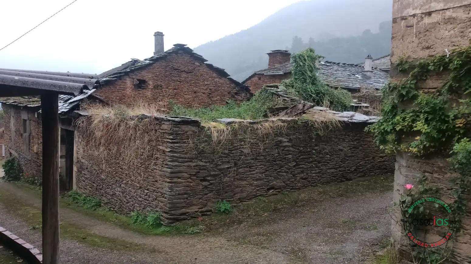 Vista exterior de Casa adosada en venda en Pesoz