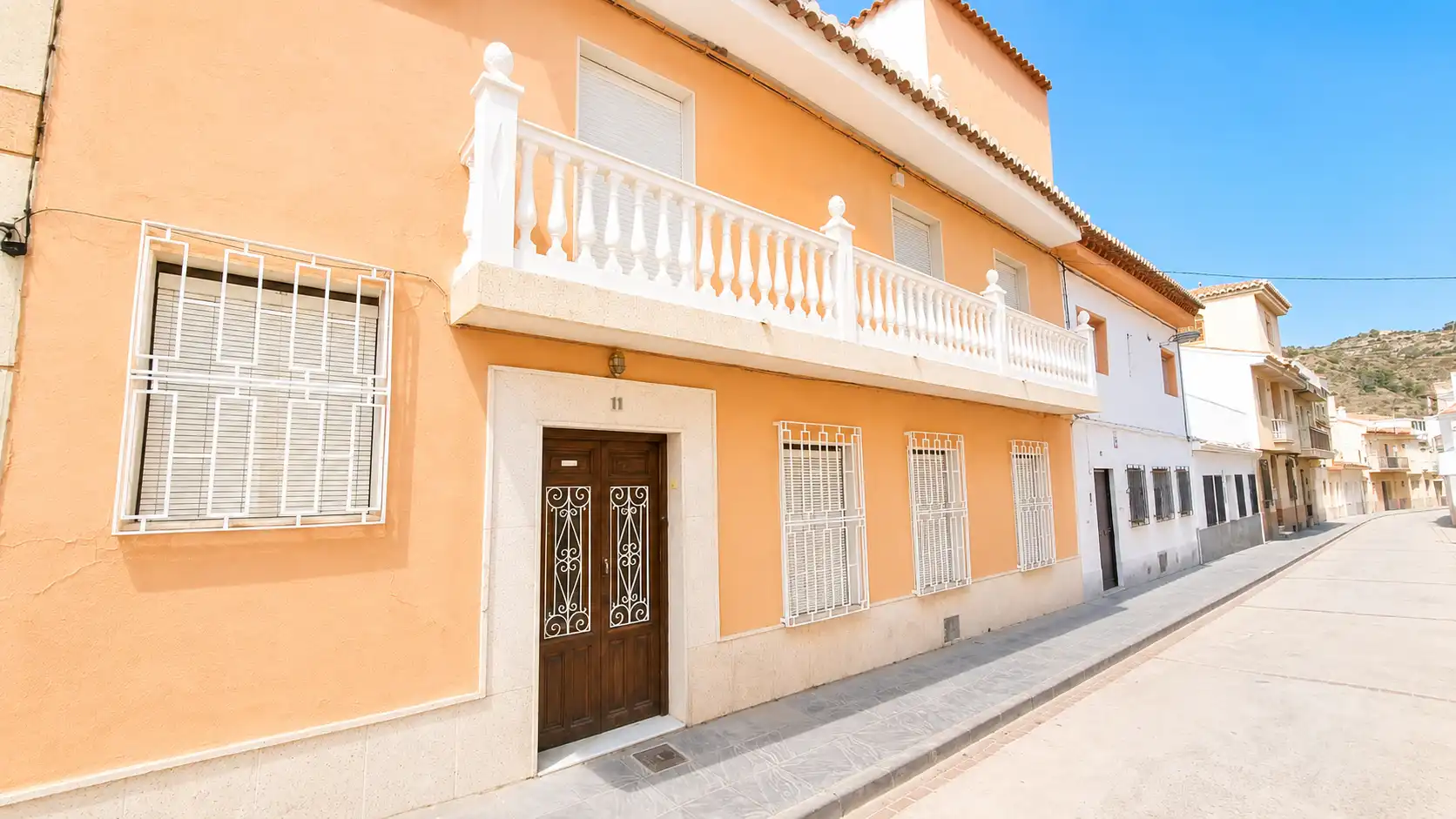 Außenansicht von Einfamilien-Reihenhaus zum Verkauf in Vélez de Benaudalla mit Privatgarten, Terrasse und Möbliert