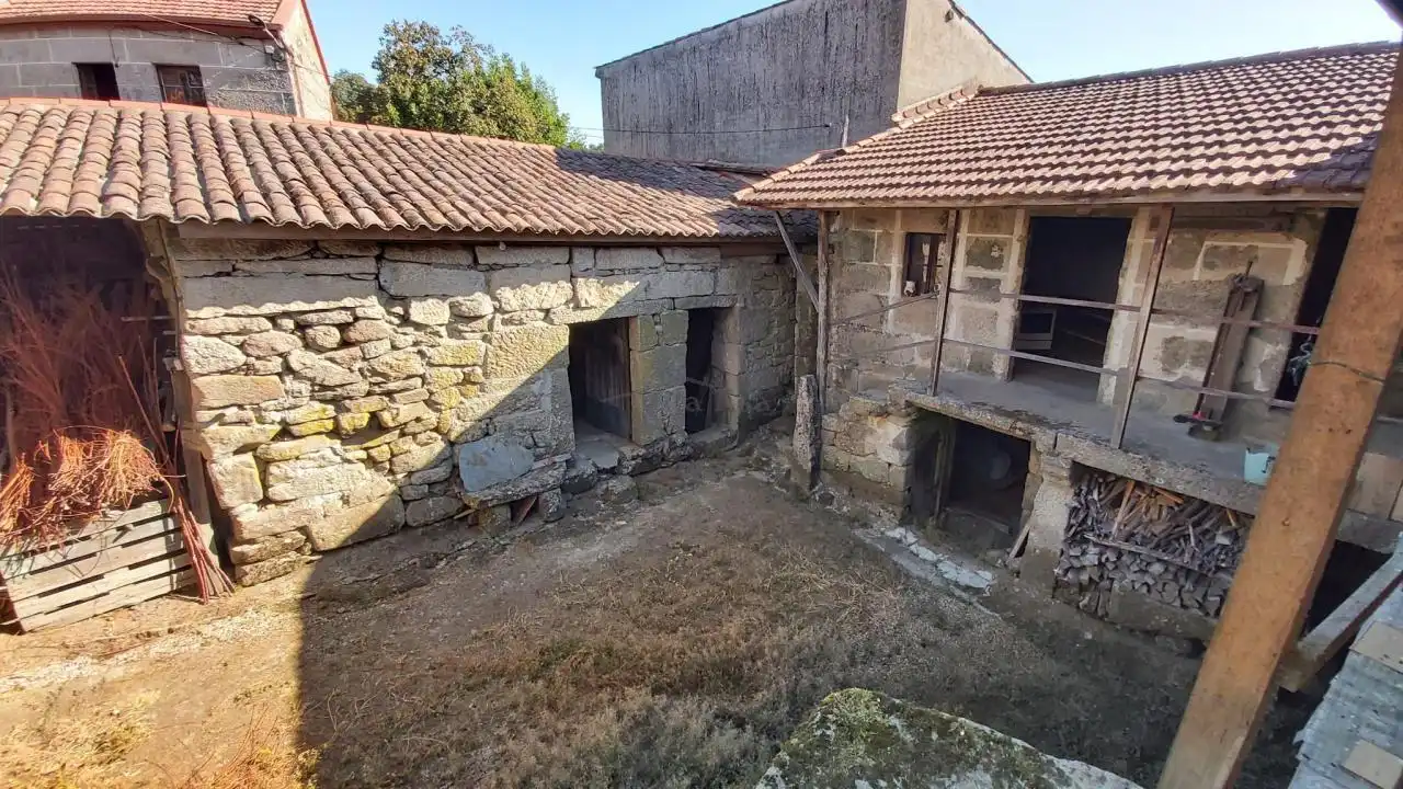 Vista exterior de Casa o xalet en venda en San Cristovo de Cea amb Calefacció, Jardí privat i Terrassa