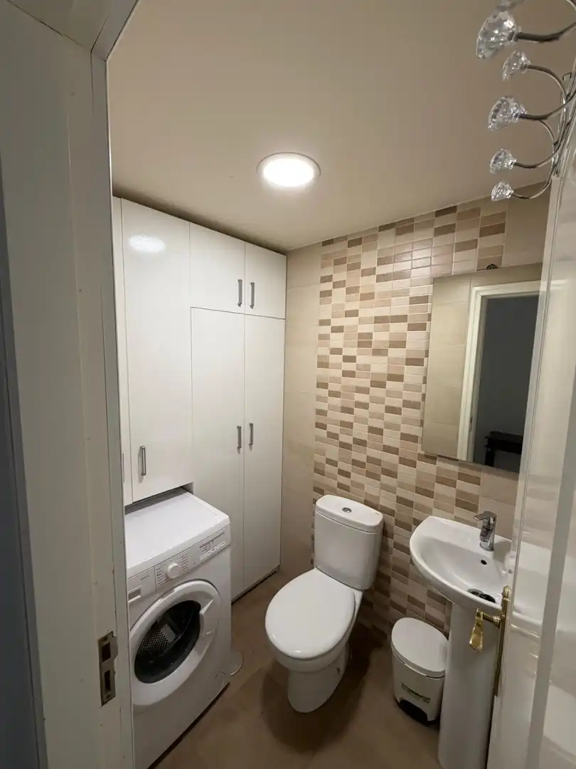 Baño de Piso de alquiler en Granada con Aire acondicionado, Calefacción y Amueblado