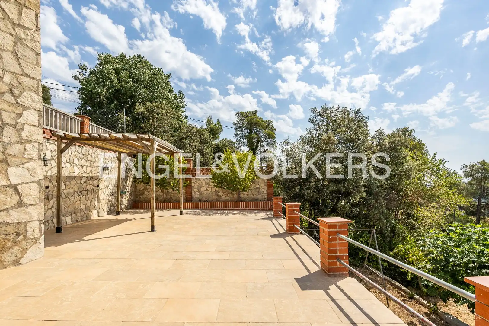 Terrassa de Casa o xalet en venda en Mediona amb Calefacció, Jardí privat i Piscina