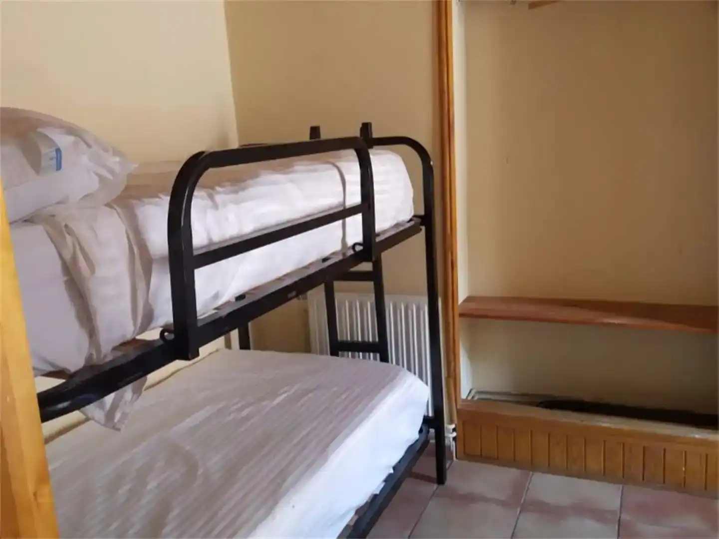 Habitación de Casa adosada en venta en Bohoyo con Trastero, Amueblado y Balcón