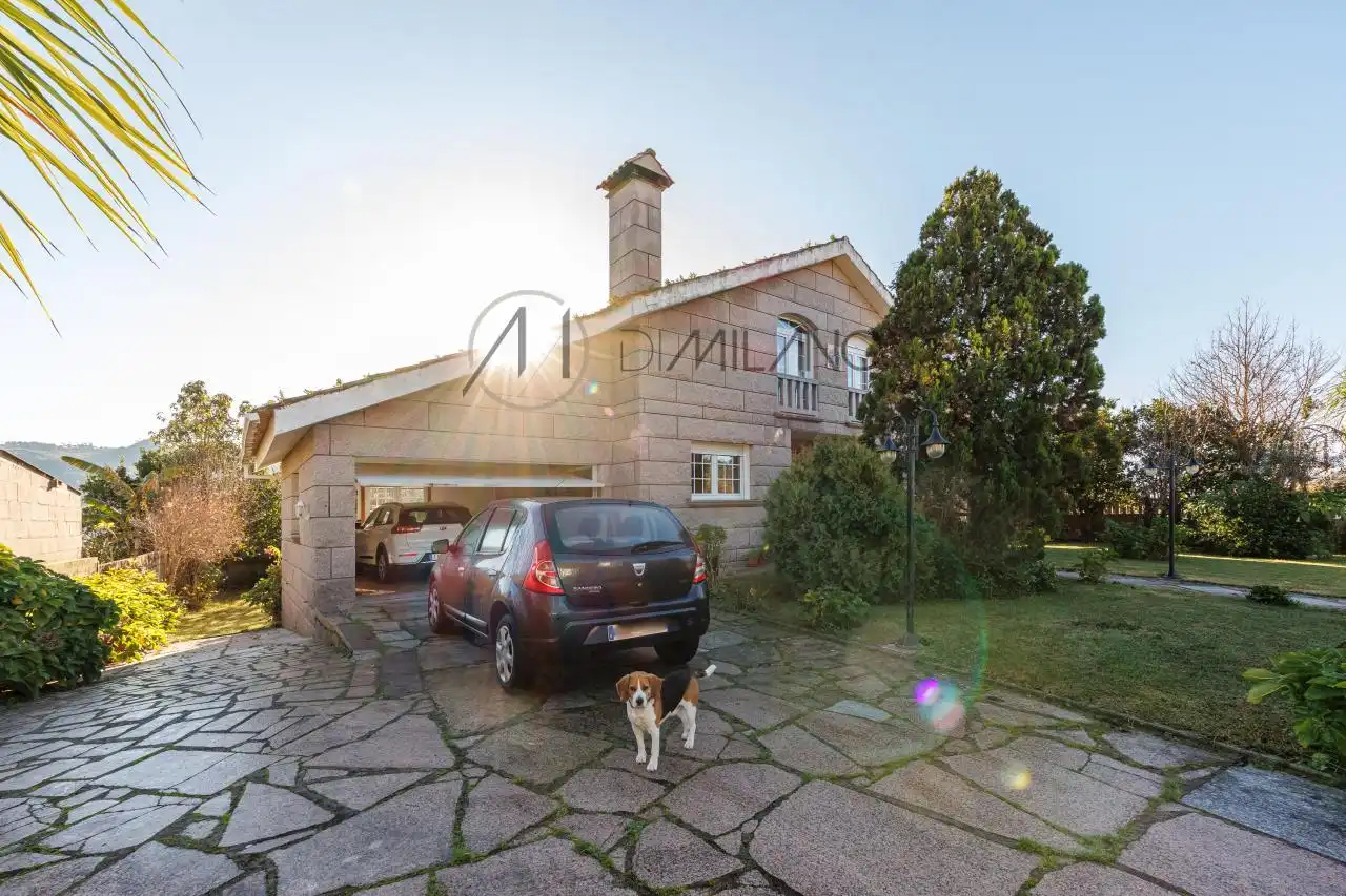 Vista exterior de Casa o xalet en venda en Nigrán amb Calefacció, Jardí privat i Terrassa