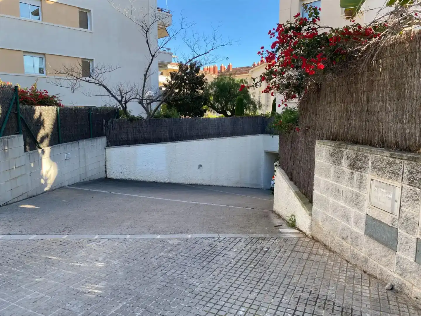 Parkplatz von Wohnung zur Miete in Sitges mit Klimaanlage, Schwimmbad und Balkon