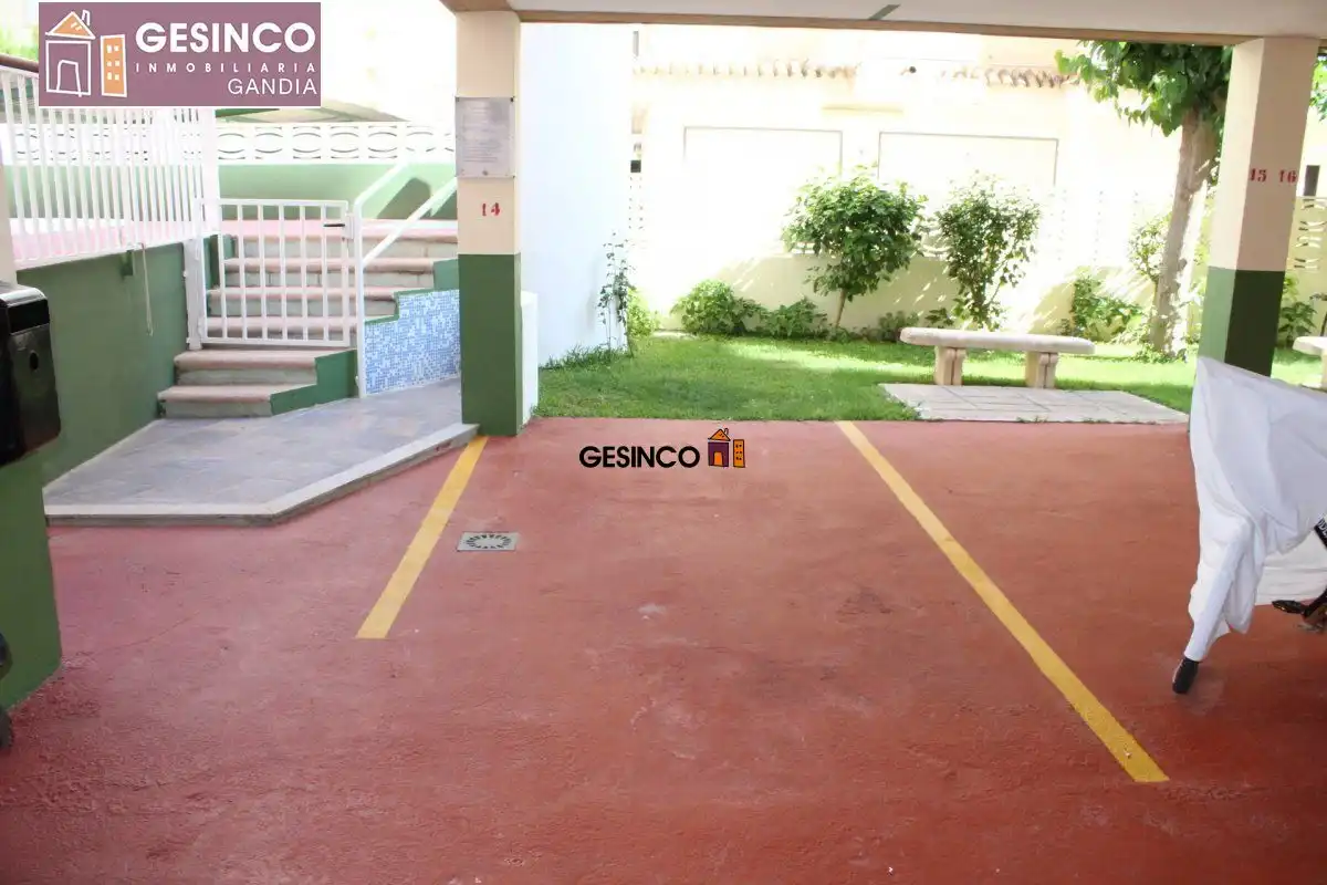 Aparcament de Àtic de lloguer en Gandia amb Terrassa, Moblat i Piscina comunitària