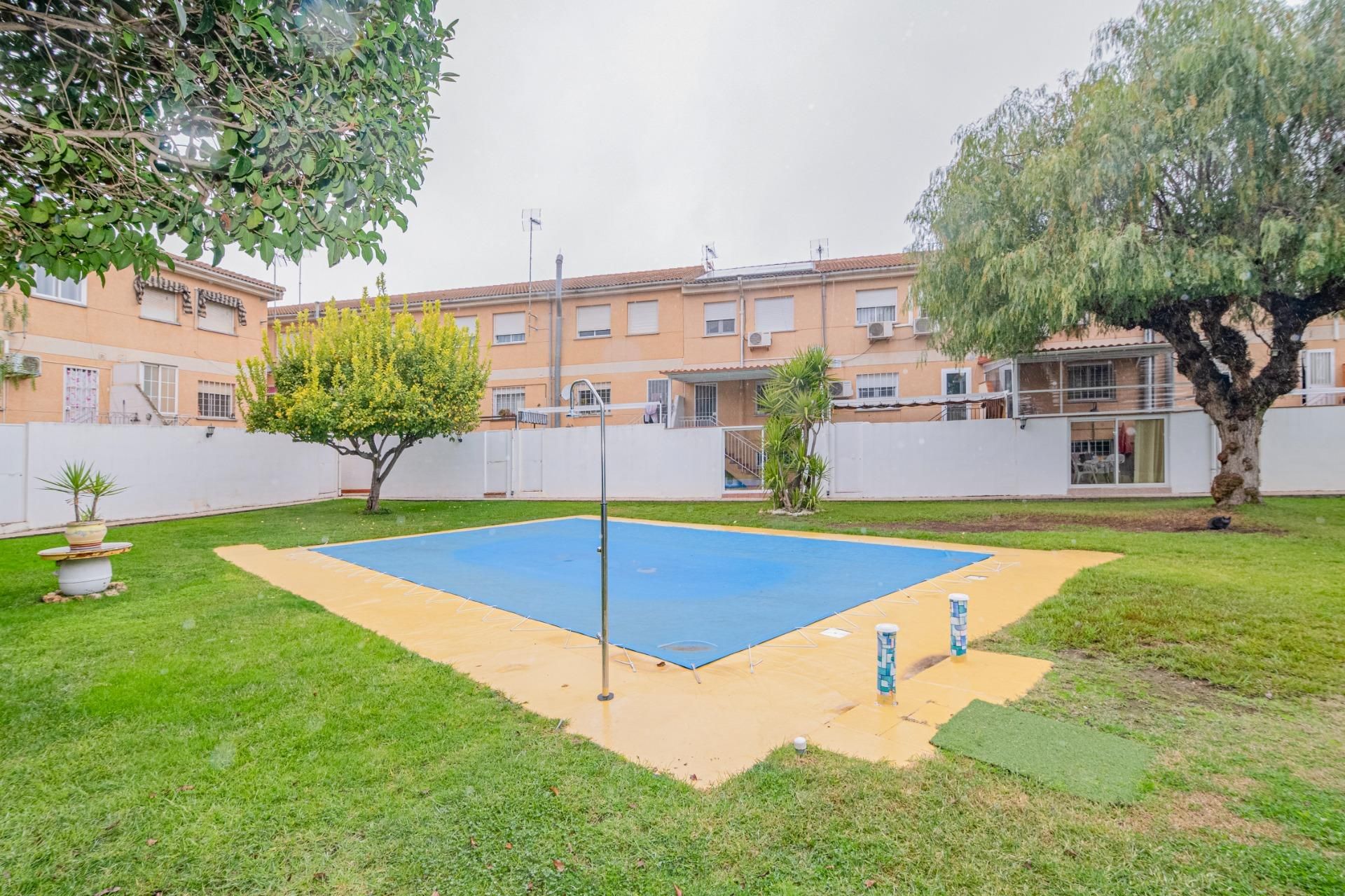 Piscina de Casa adosada en venta en Las Gabias con Aire acondicionado, Calefacción y Jardín privado