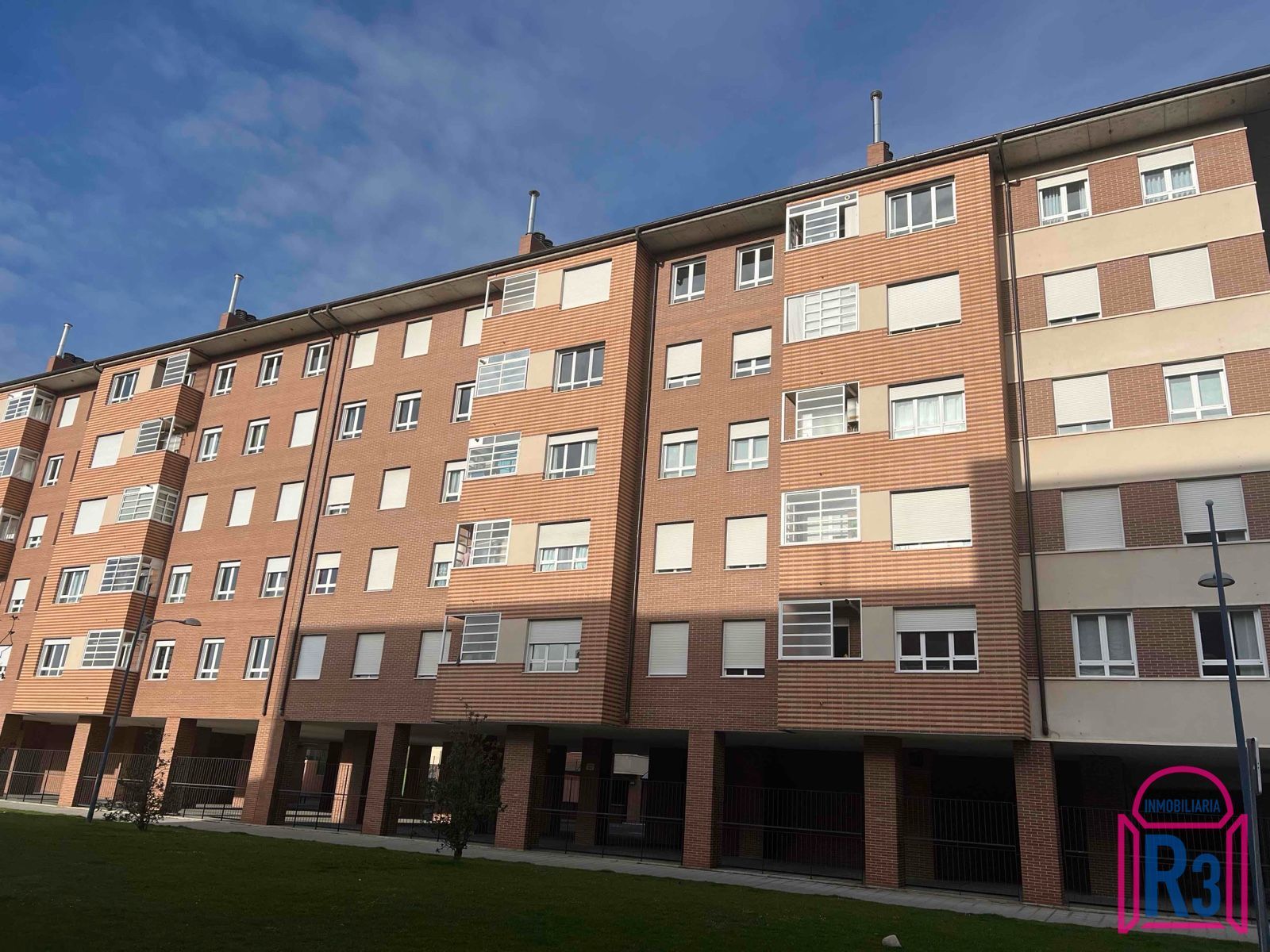 Außenansicht von Wohnungen zum Verkauf in León Capital  mit Heizung und Abstellraum