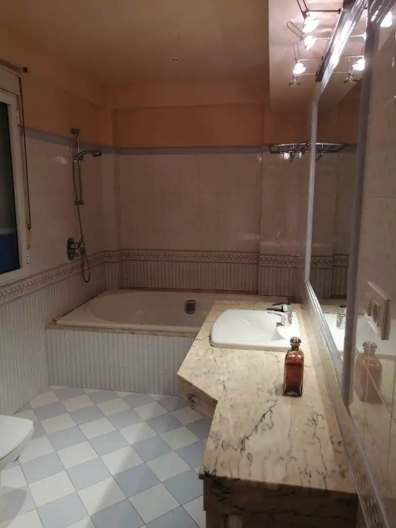 Bathroom of Flat for sale in Sevilla  with Air Conditioner, Furnished and Oven