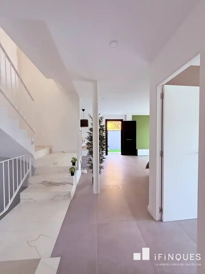 Casa adosada en venda en Castellar del Vallès amb Jardí privat, Terrassa i Balcó