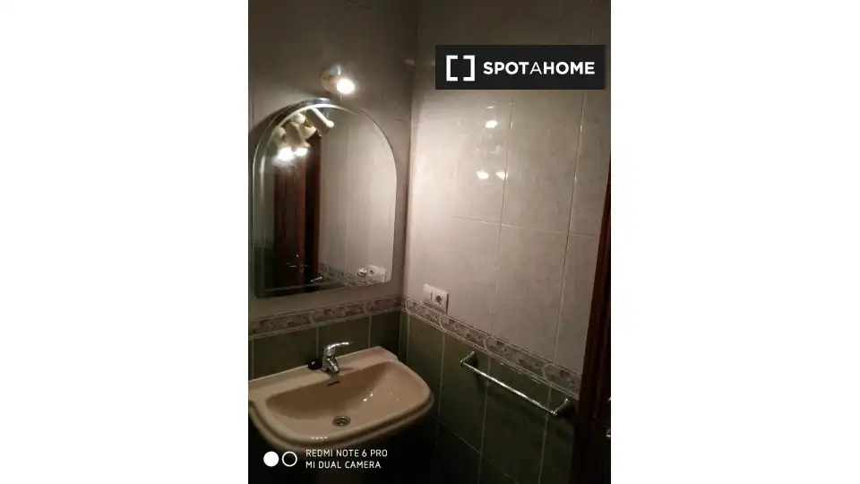 Bathroom of Flat for share in Jaén  with Air Conditioner, Heating and Terrace