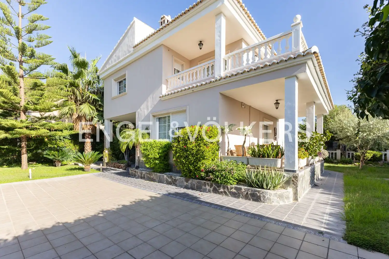 House with pool for sale in Serra