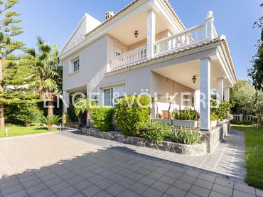 Casa con piscina en venta en Serra