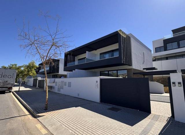 Casa adosada en Alquiler en Benatalaya