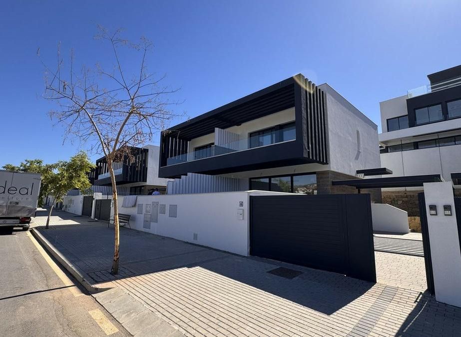 Exterior view of Single-family semi-detached to rent in Estepona  with Air Conditioner, Private garden and Terrace