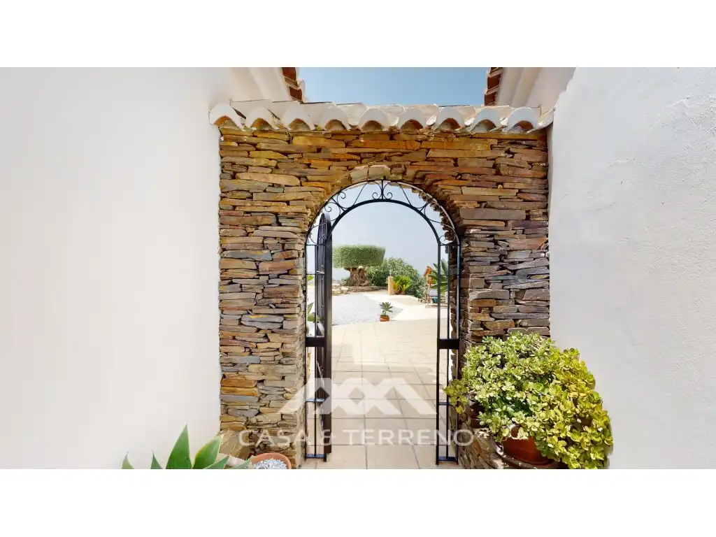 Houses for sale in Sayalonga  with Air Conditioner, Private garden and Terrace
