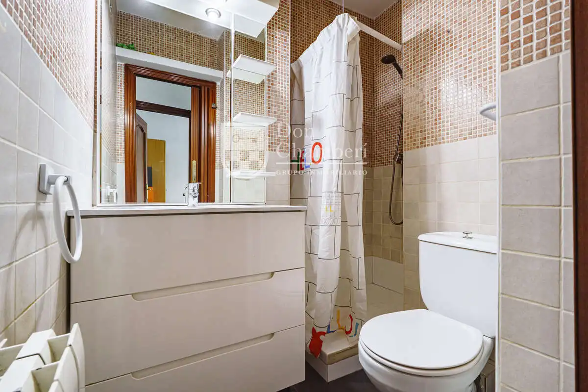 Baño de Piso de alquiler en Madrid con Calefacción, Amueblado y Horno