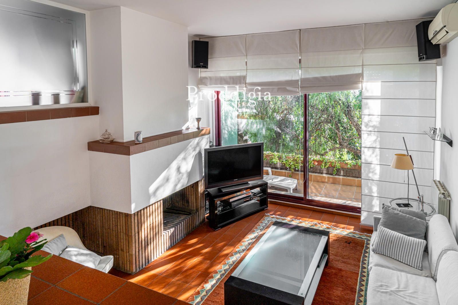 Sala d'estar de Casa adosada en venda en  Barcelona Capital amb Aire condicionat, Calefacció i Jardí privat