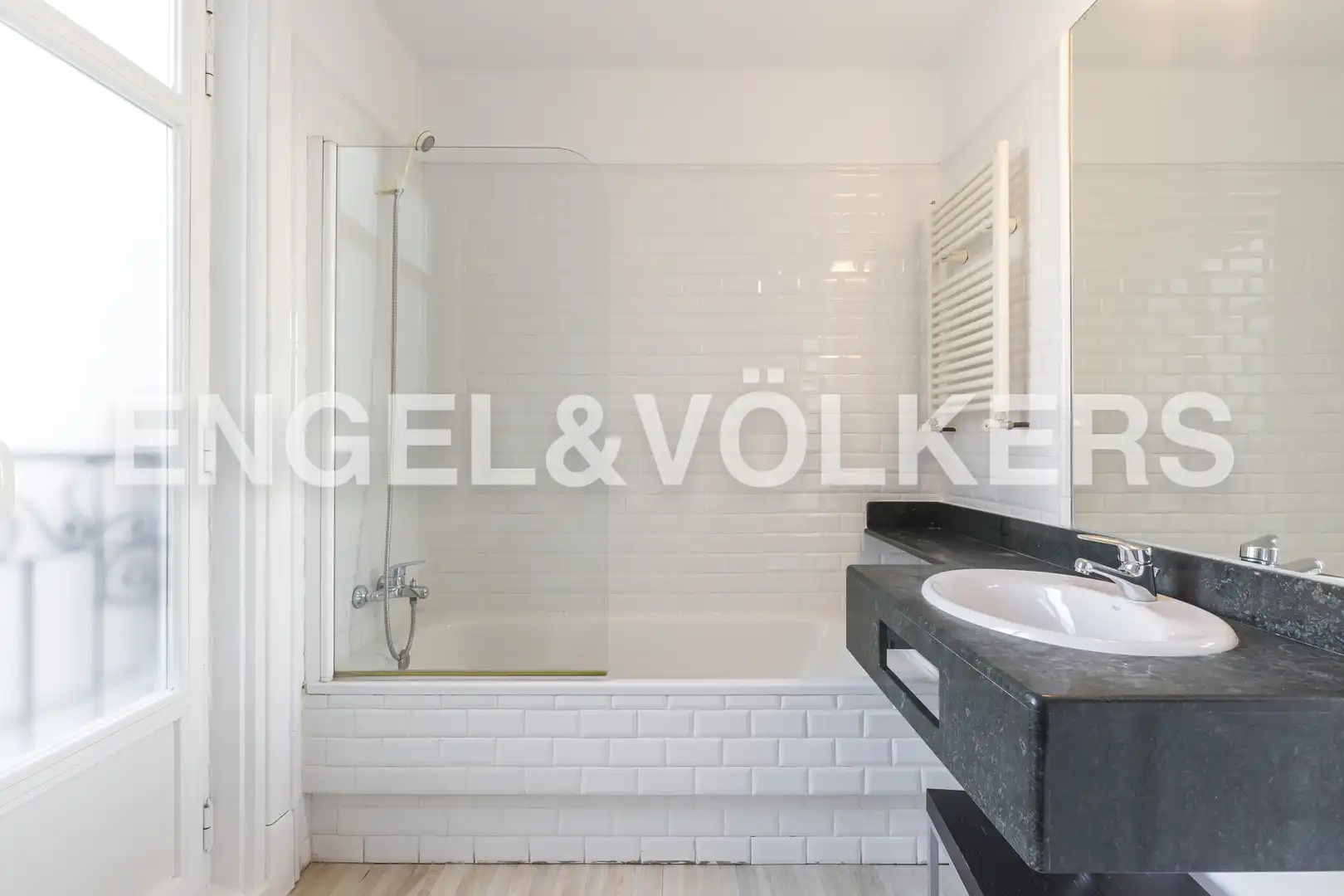 Bathroom of Attic for rent in Madrid  with Air Conditioner, Heating and Parquet flooring