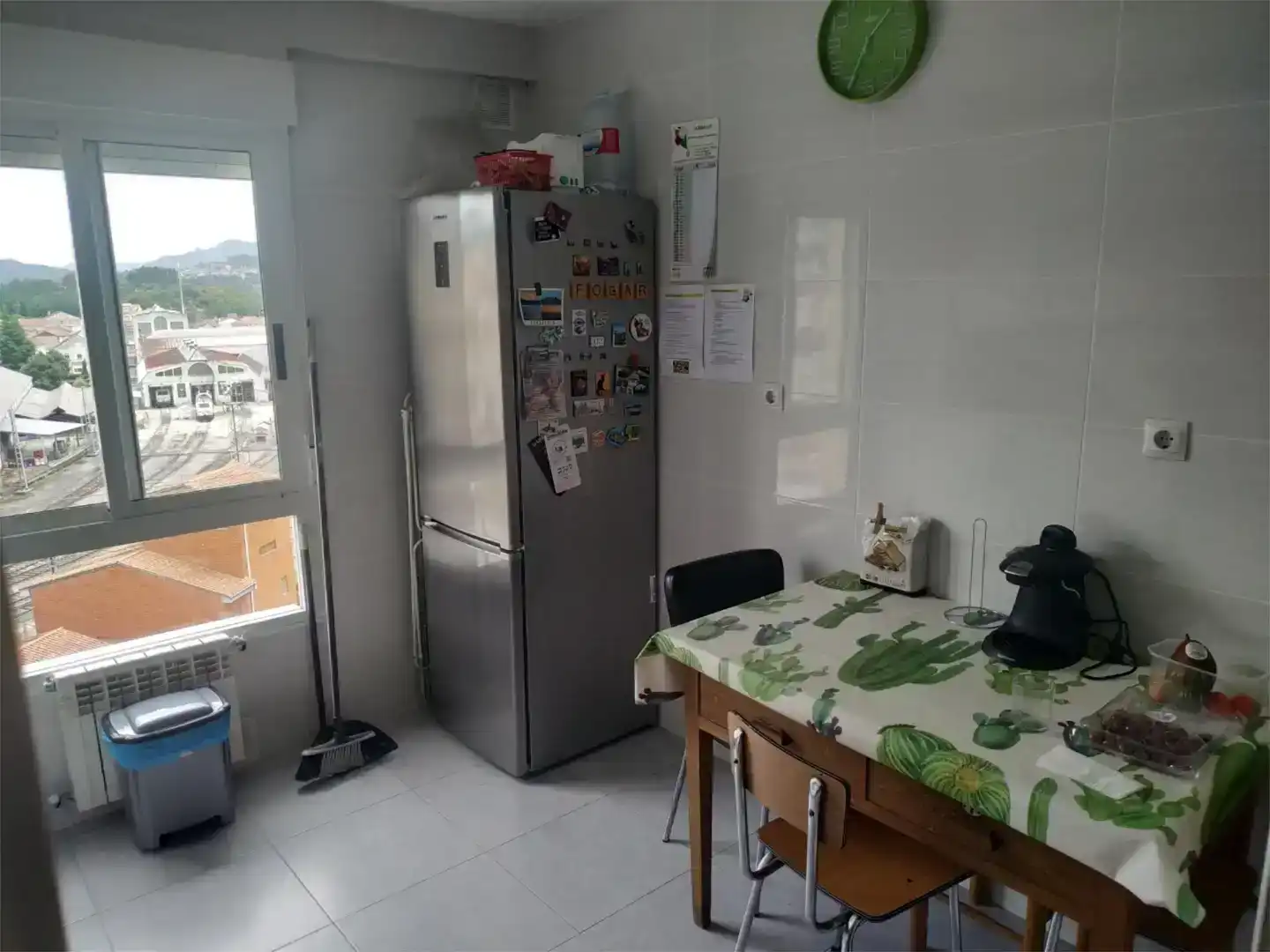 Cuina de Apartament de lloguer en Ourense Capital  amb Parquet, Rentadora i Microones