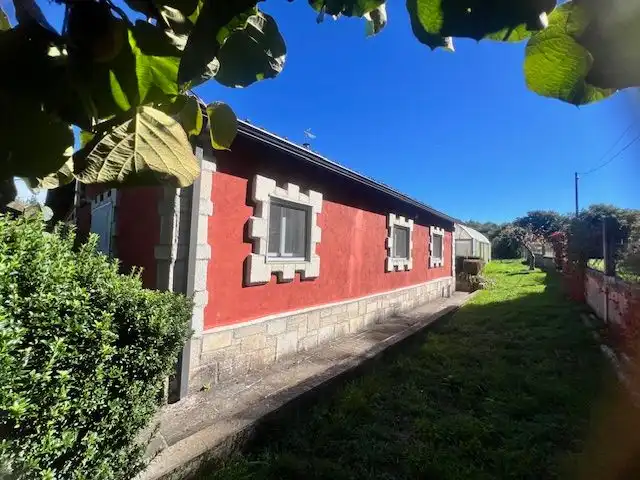 Vista exterior de Casa o xalet en venda en Friol amb Jardí privat, Terrassa i Moblat