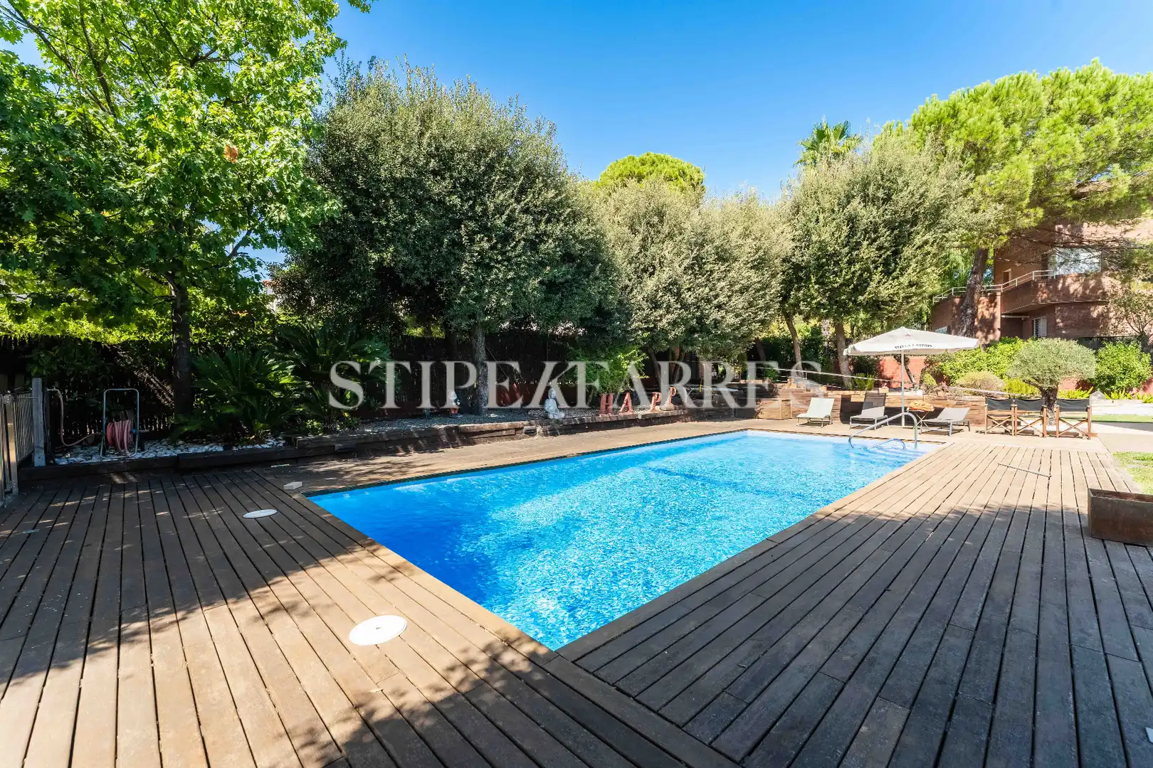 Piscina de Casa o xalet en venda en Barcelona amb Aire condicionat, Calefacció i Jardí privat