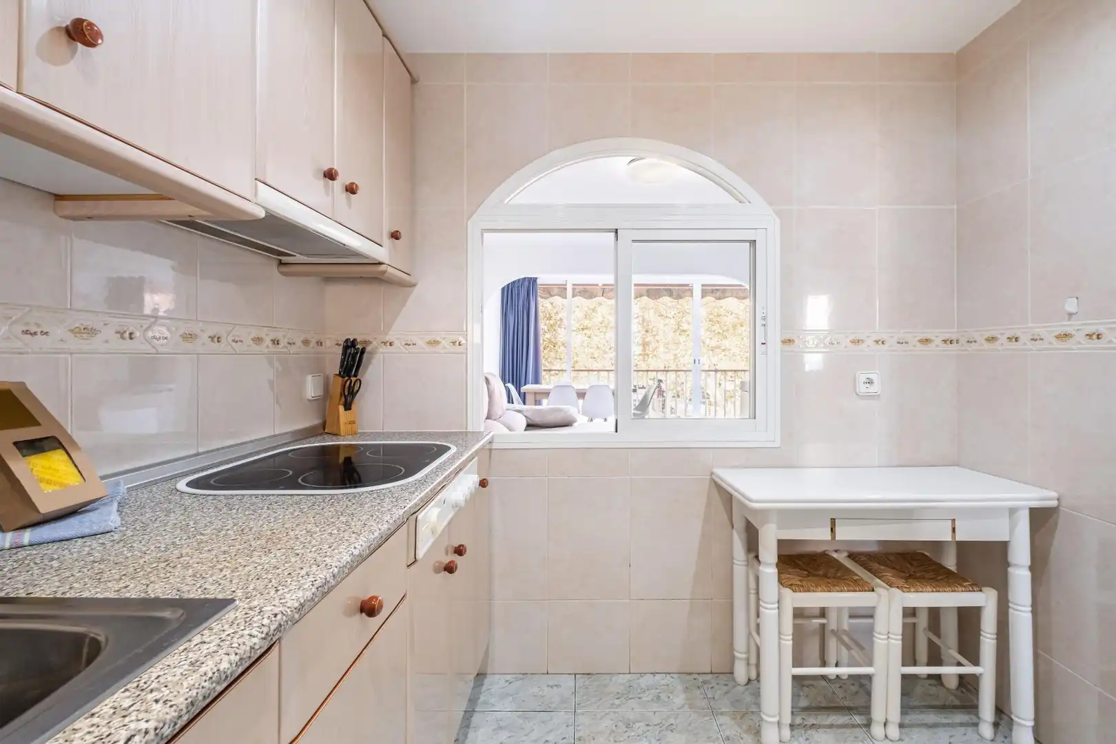 Cocina de Apartamento en venta en Benidorm con Aire acondicionado, Calefacción y Jardín privado