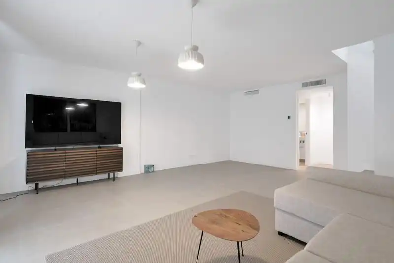 Sala de estar de Casa adosada de alquiler en Estepona con Aire acondicionado, Jardín privado y Terraza