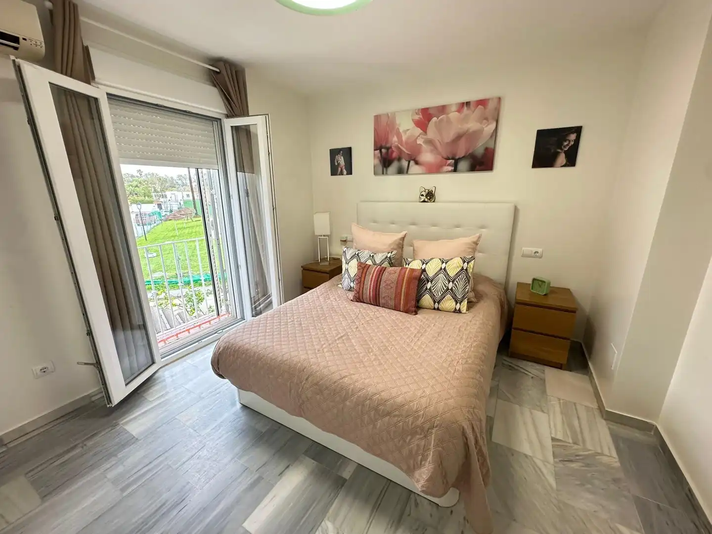 Schlafzimmer von Einfamilien-Reihenhaus zum Verkauf in Los Barrios mit Klimaanlage, Heizung und Privatgarten