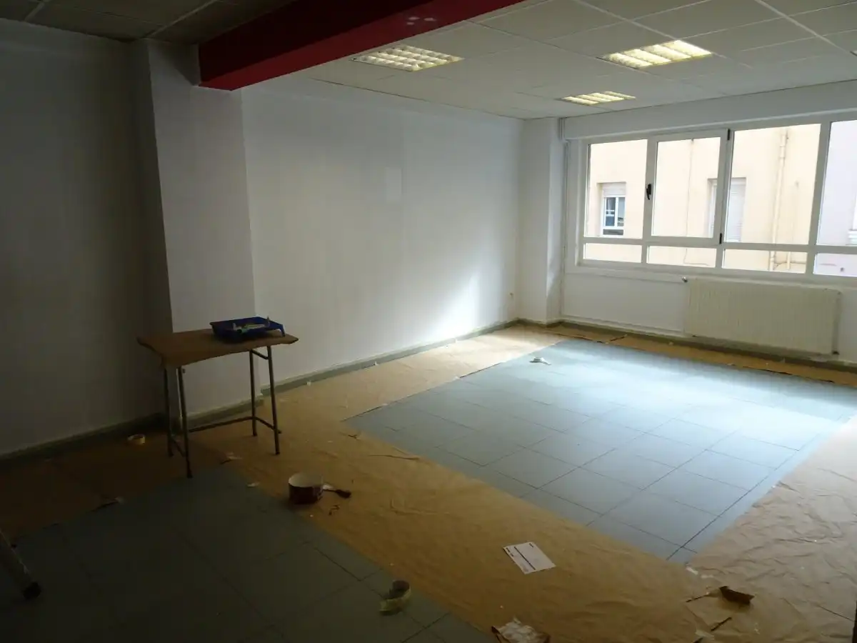 Büro zur Miete in Torrelavega  mit Klimaanlage, Abstellraum und Möbliert