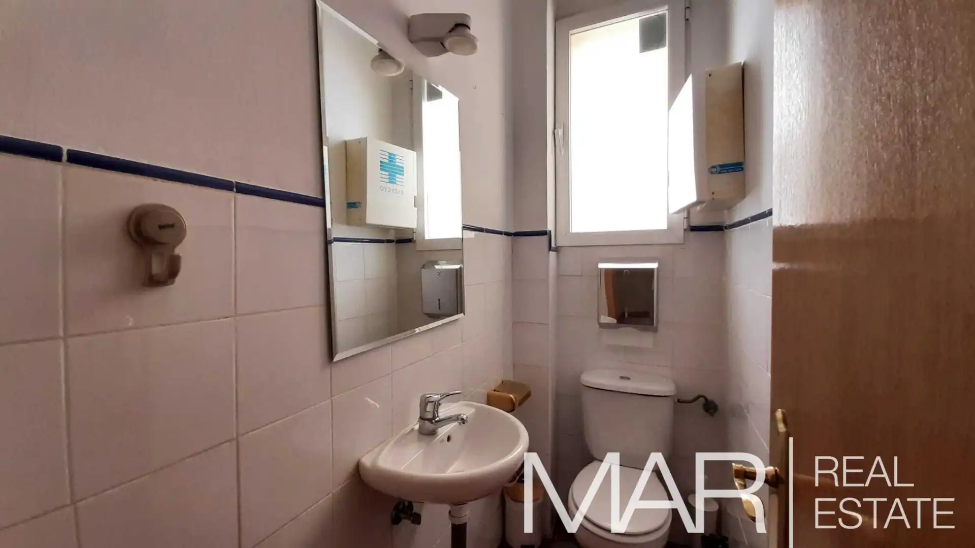 Badezimmer von Büro zur Miete in Madrid mit Klimaanlage, Heizung und Möbliert