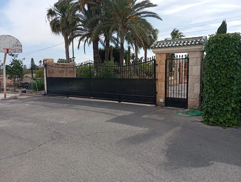 Vista exterior de Casa o chalet en venta en Elche / Elx con Jardín privado, Terraza y Piscina