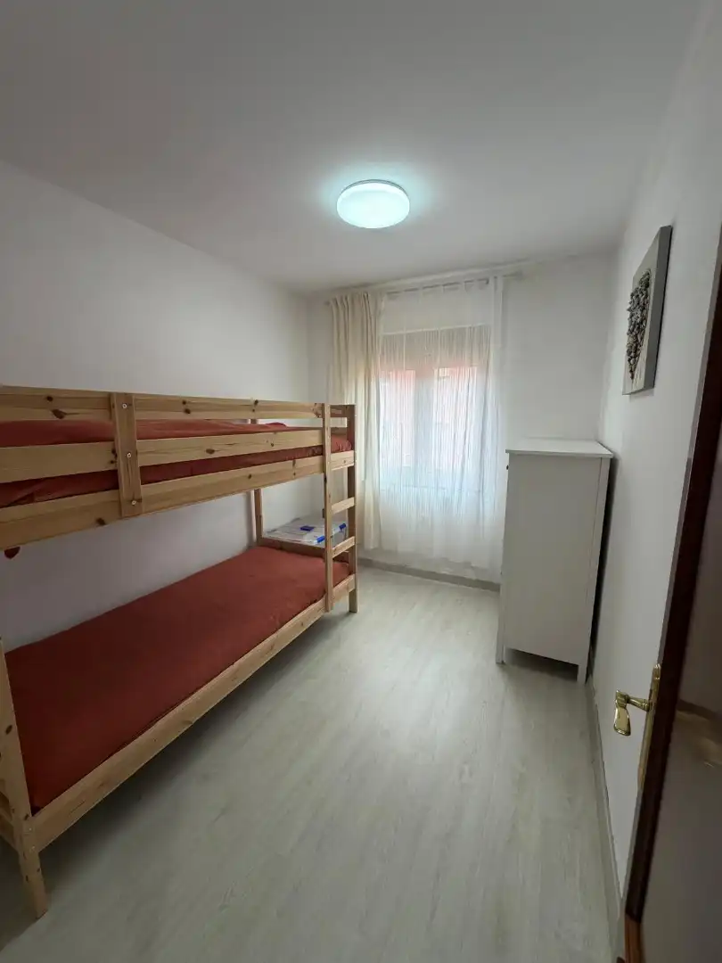 Dormitori de Pis en venda en Gijón  amb Parquet, Terrassa i Moblat