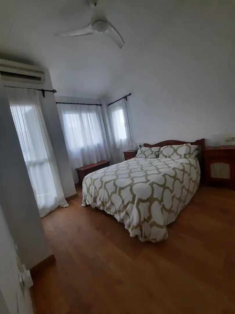 Habitación de Casa adosada de alquiler en La Línea de la Concepción con Jardín privado, Amueblado y Piscina comunitaria