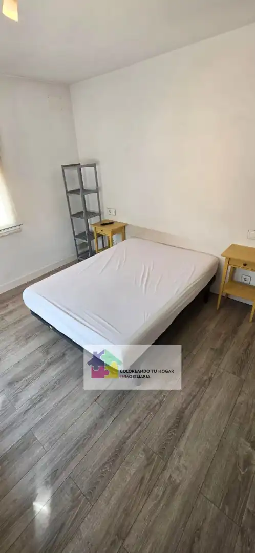 Dormitori de Pis de lloguer en León Capital  amb Calefacció, Parquet i Terrassa