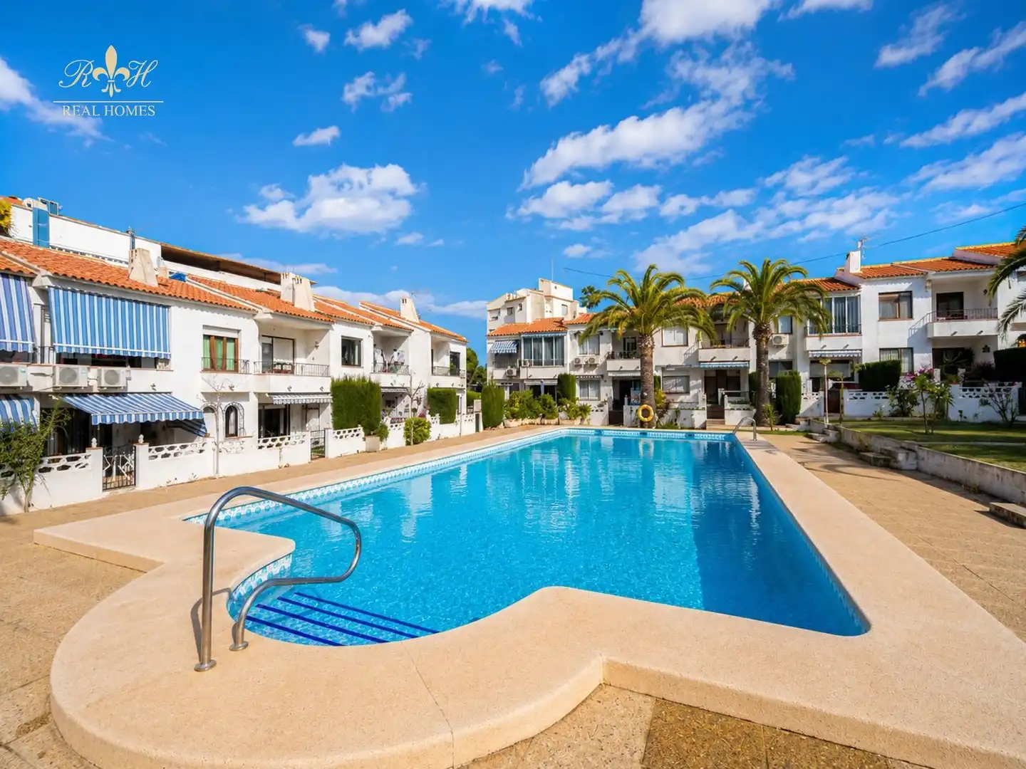 Außenansicht von Einfamilien-Reihenhaus zum Verkauf in L'Alfàs del Pi mit Klimaanlage, Terrasse und Abstellraum