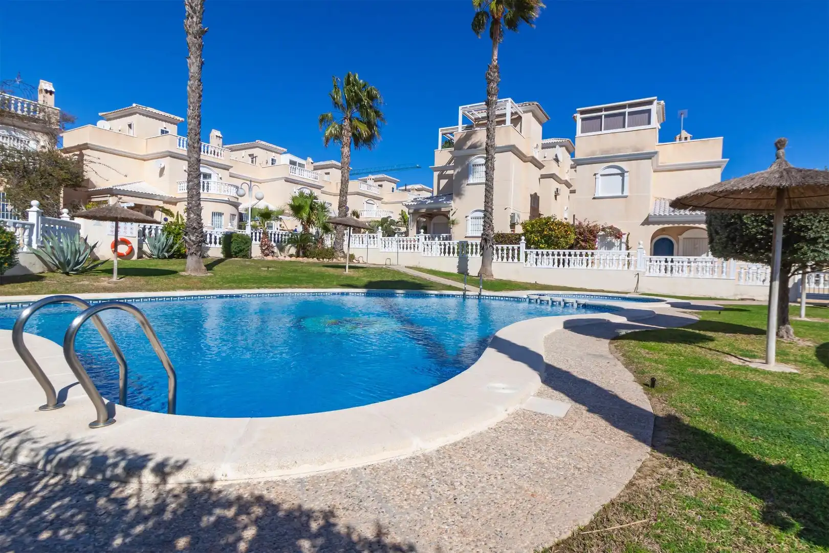 Piscina de Casa o xalet en venda en Orihuela amb Aire condicionat, Calefacció i Jardí privat