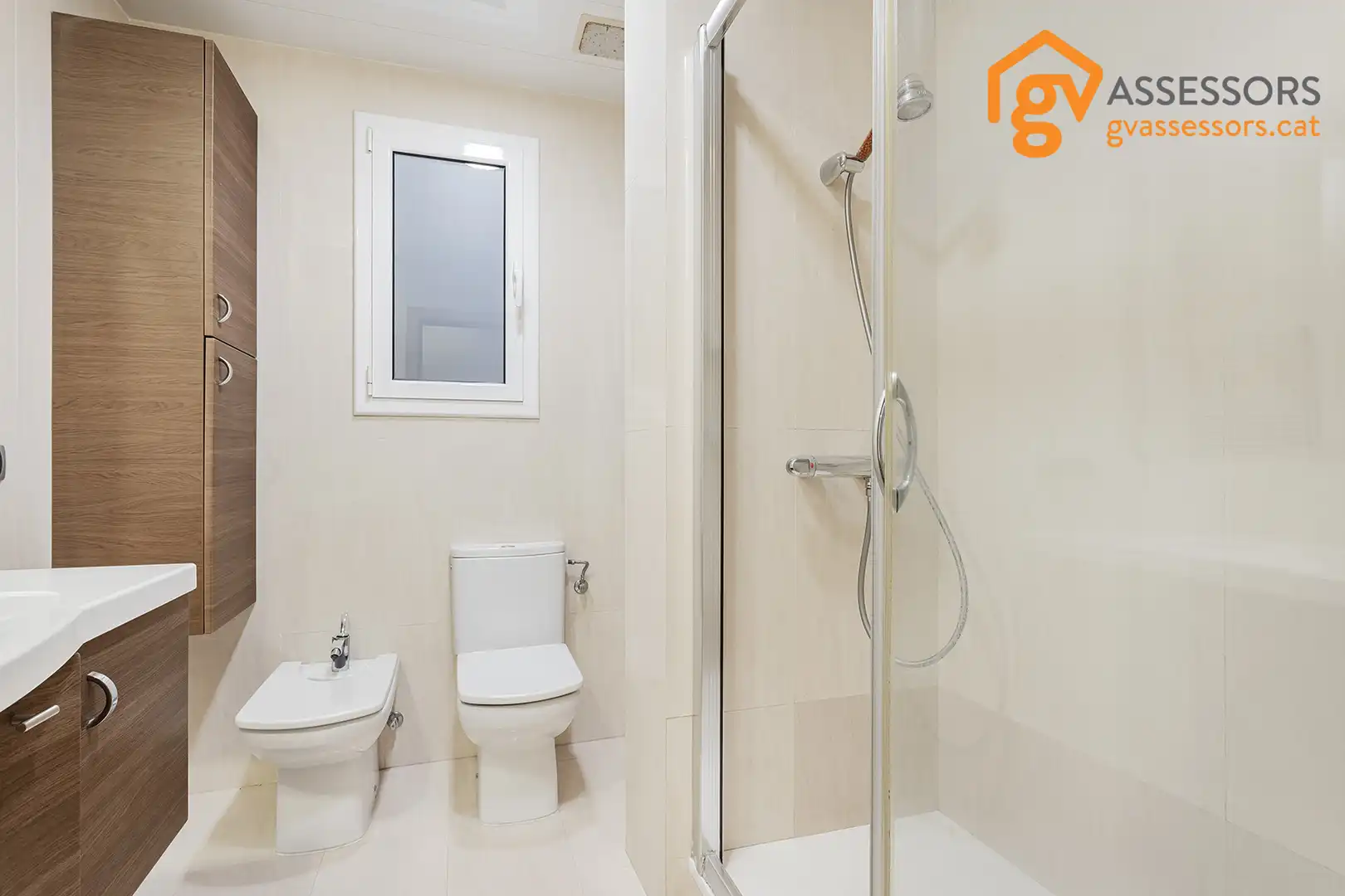 Badezimmer von Wohnung zum Verkauf in Barcelona mit Klimaanlage, Heizung und Parkett