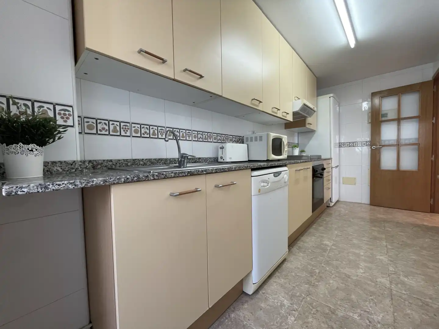 Küche von Wohnung zum Verkauf in La Manga del Mar Menor mit Klimaanlage, Terrasse und Möbliert