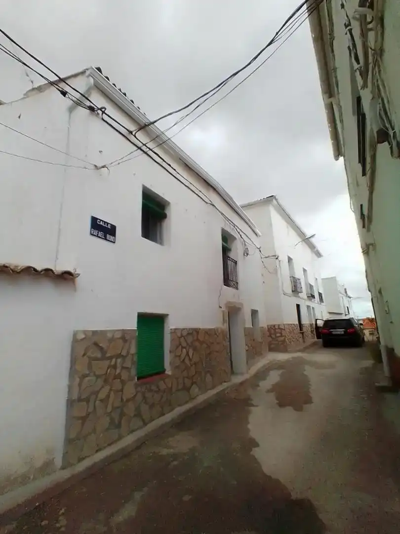 Vista exterior de Casa adosada en venda en La Peraleja   amb Traster i Balcó