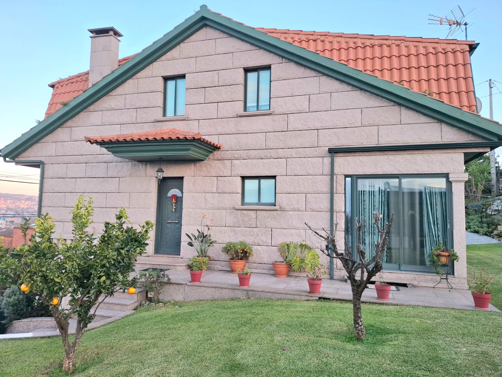 Vista exterior de Casa o xalet en venda en Vigo  amb Calefacció, Jardí privat i Terrassa