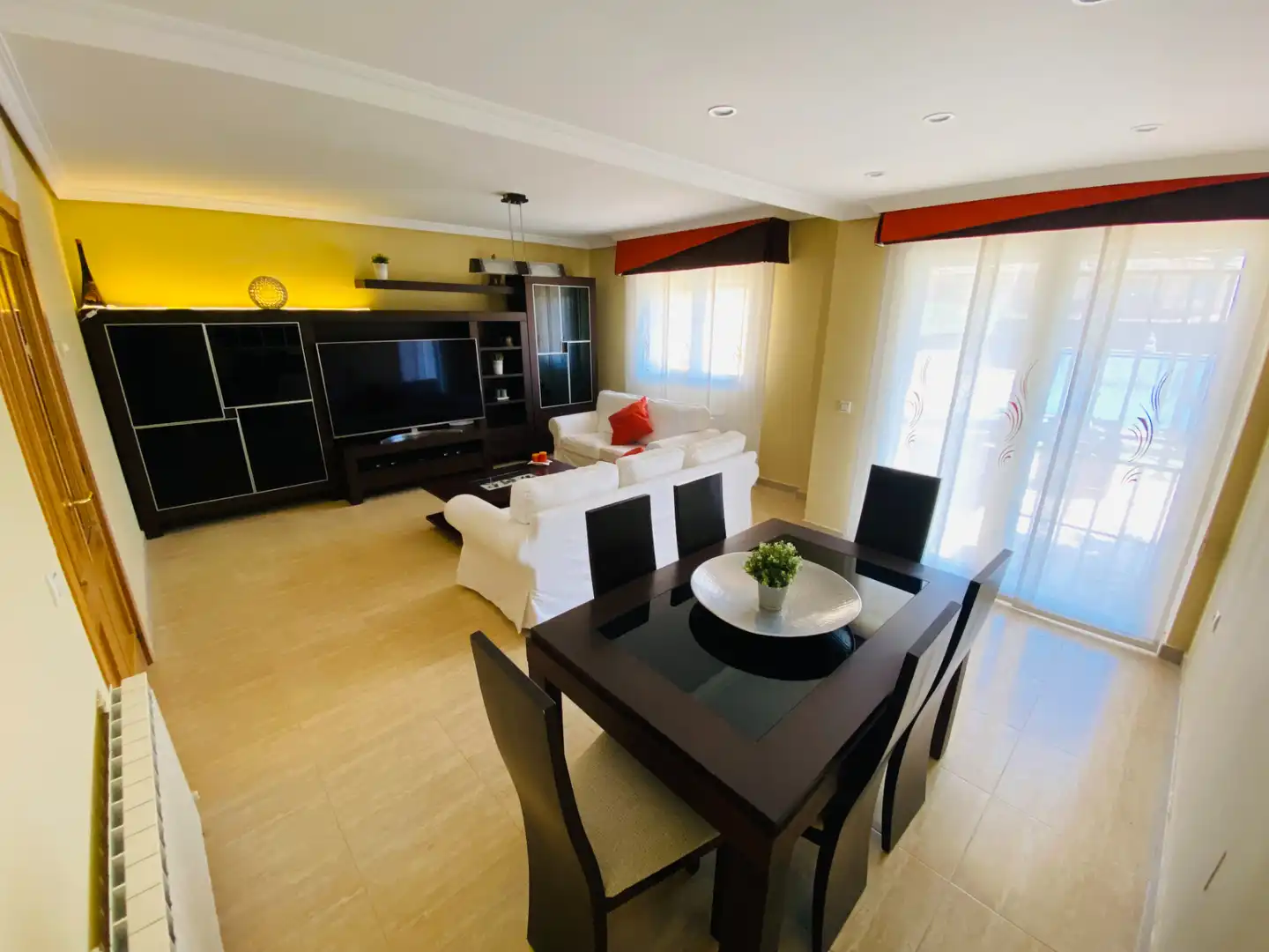 Sala de estar de Casa adosada en venta en Navalcarnero con Aire acondicionado, Calefacción y Jardín privado