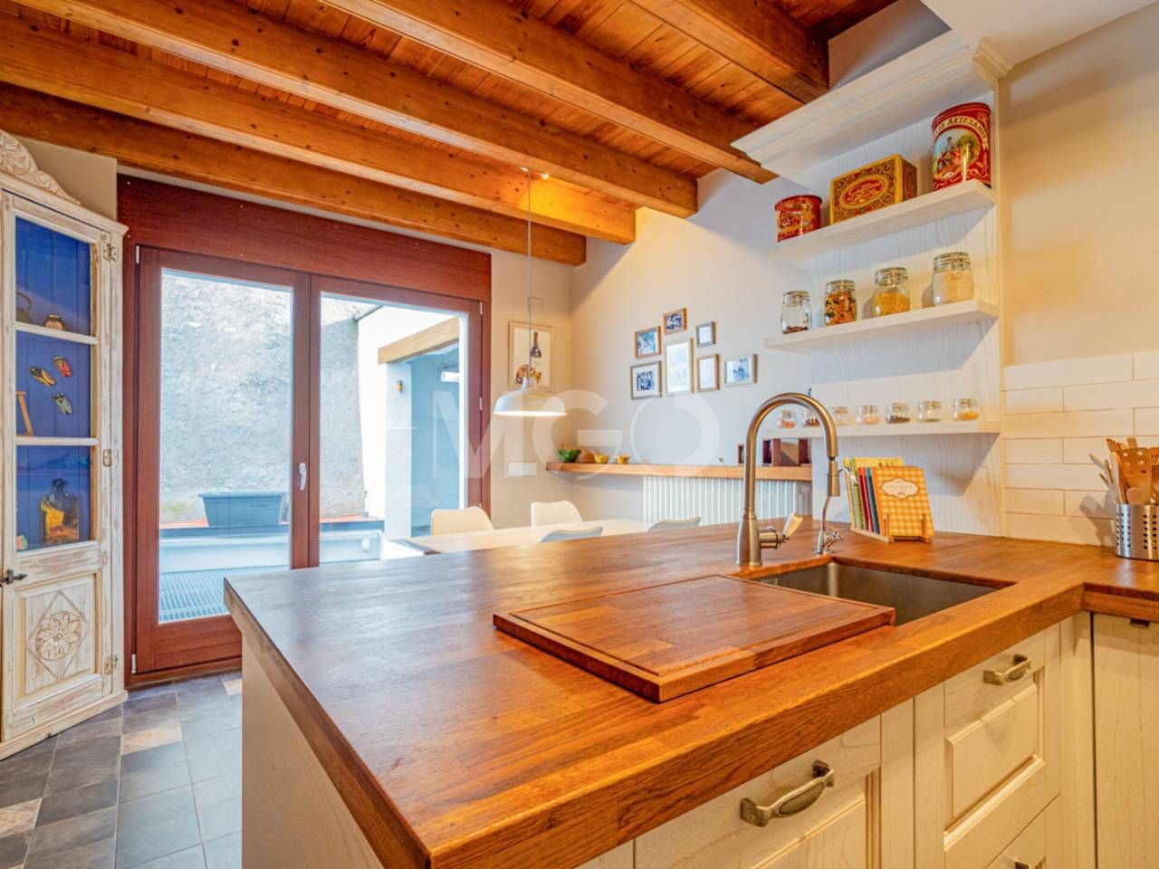 Cuina de Casa o xalet en venda en Vic amb Calefacció, Parquet i Moblat